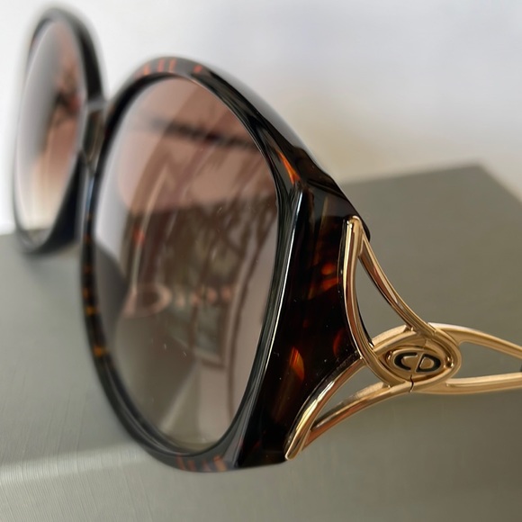 Authentic Large Frame Sunglasses Dior. - Picture 5 of 15